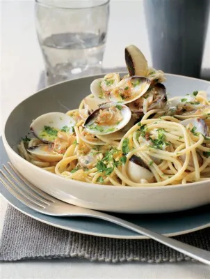  Spaghetti alle Vongole – Ein Fest der Frische und des Meeresgeschmacks auf Sizilien!