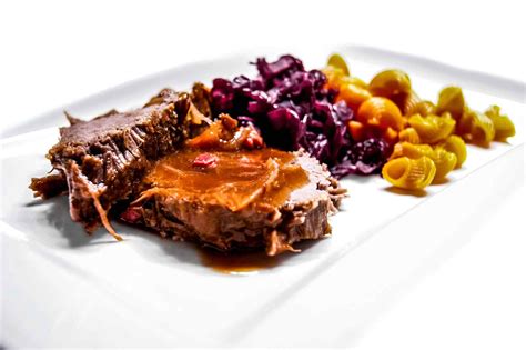  Shuozhou Sauerbraten: Wie ein knuspriges Bad die Geschmackstiefe eines alten Rezeptes hervorhebt!