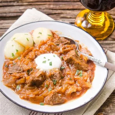  Suihuaer Sauerkraut-Gulasch: Eine zarte Symphonie aus schmelzendem Fleisch und süßsaurem Gemüse!